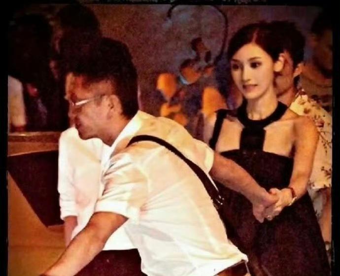 说get不到李嘉欣的建议都来看看这张冷知识这时候的李已经37岁了…​​​