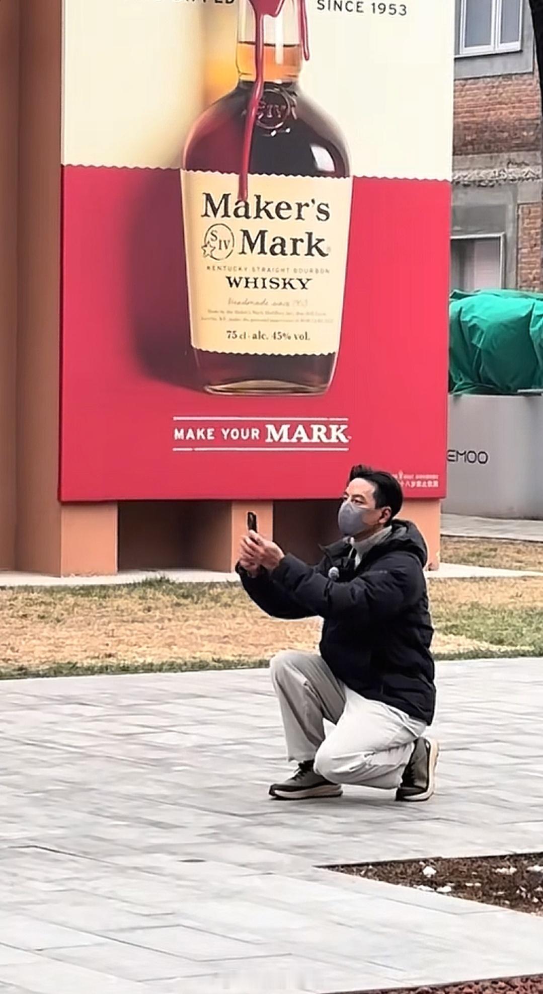 网友在北京偶遇吴彦祖帮路人街拍，这次没带相机，应该是用路上手机拍的