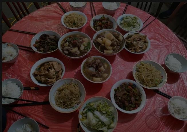 你给我一碗饭，我为你带孝抬棺送上山。九十年代的四川某村，村里来了一个乞丐讨饭吃