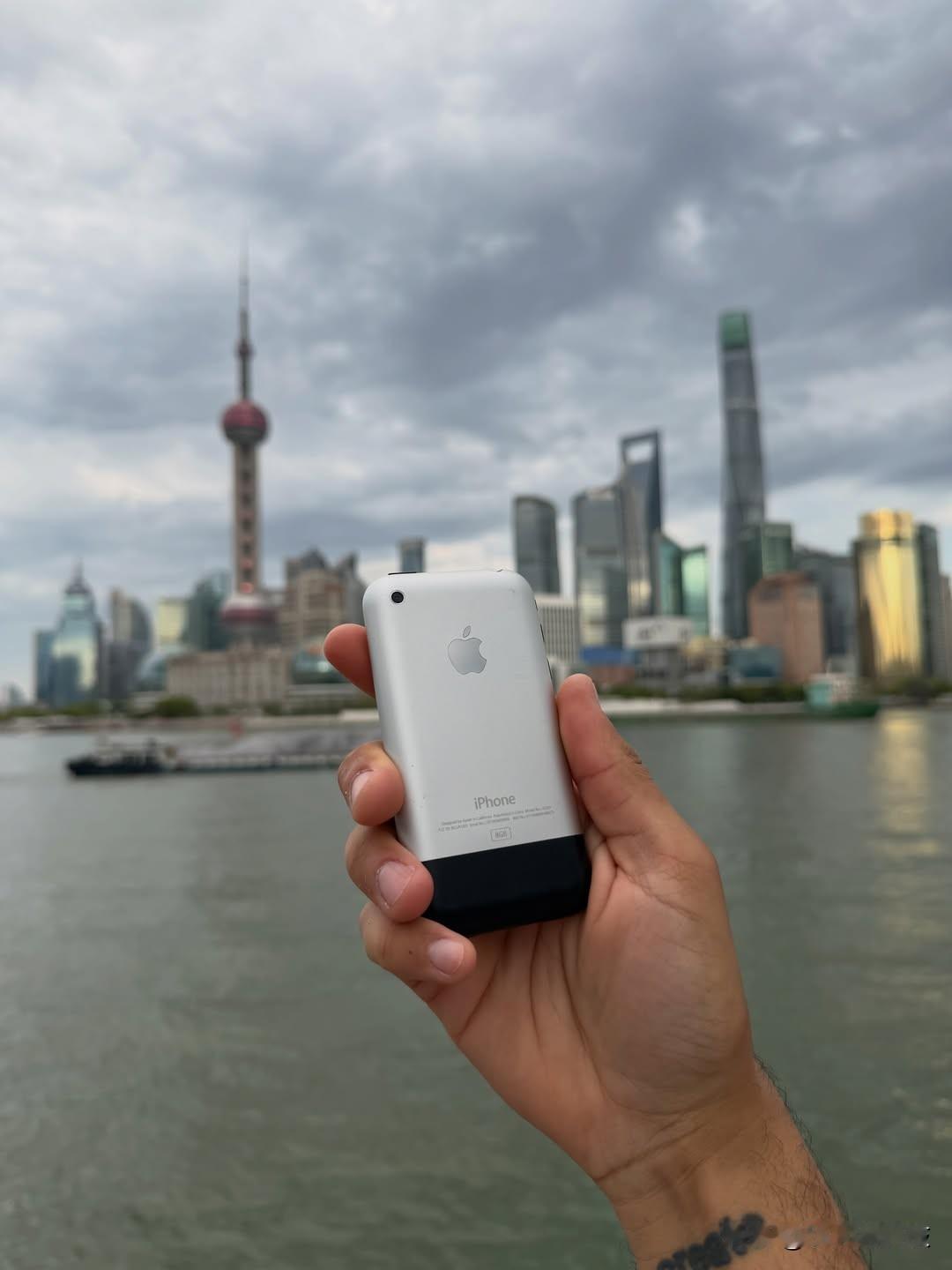 老外拿着初代iPhone1来中国旅游拍下的照片一个老外拿着初代iPhon