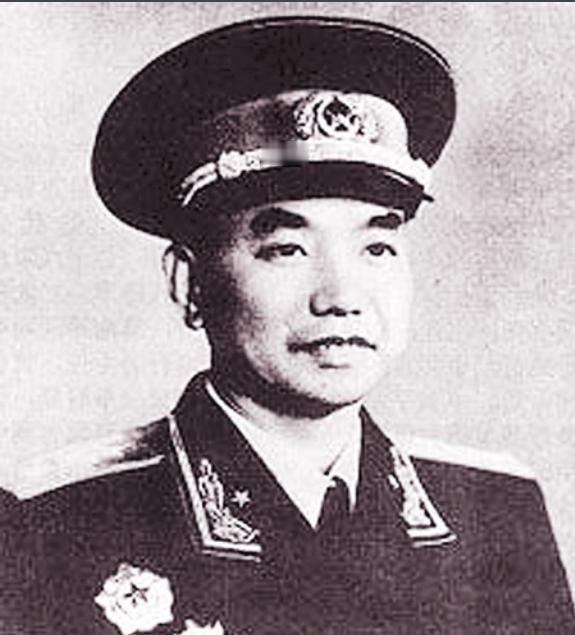 1955年毛主席与徐立清谈授衔问题时表示，我要和萧克商量一下，看他能否为授衔带个