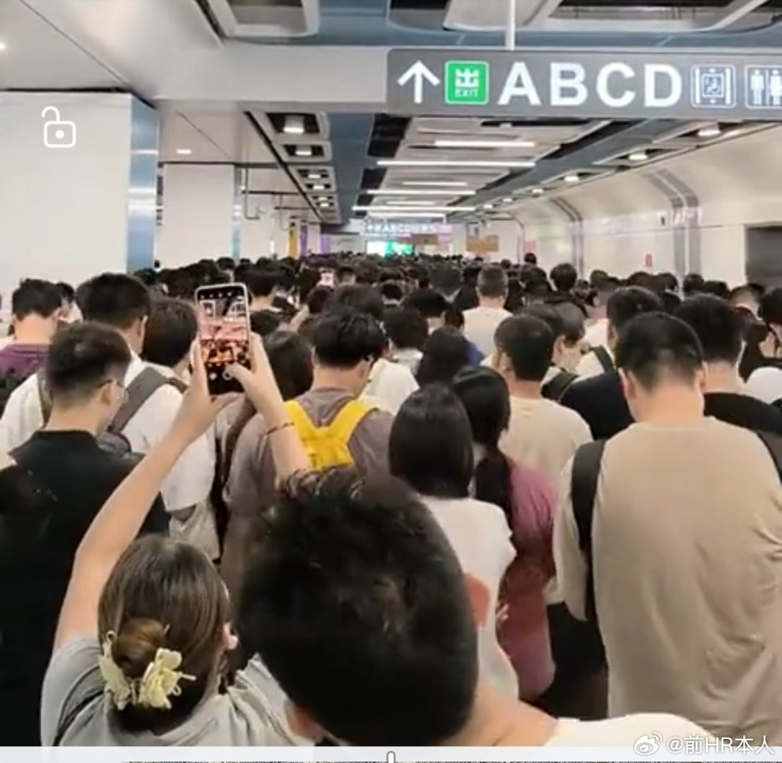 真有非法分子攻击，当前地铁交通最不安全的地方就是高峰期安检前的大长队，动都动不了