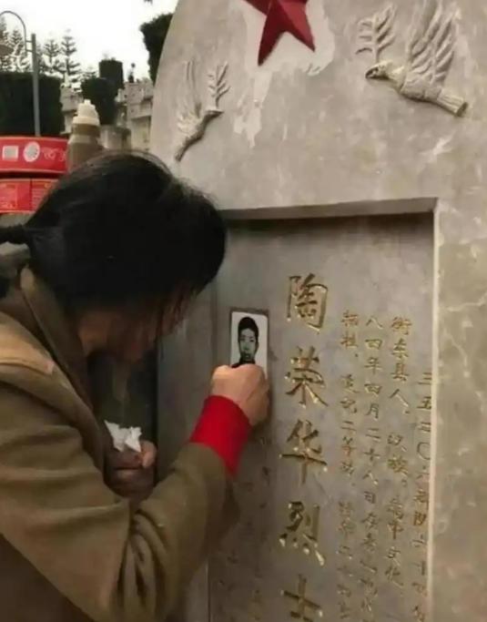 新婚仅20天，丈夫奔赴前线再没回来，22岁的她怀着身孕，被全村人劝改嫁，她却坚定