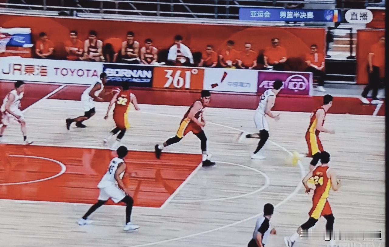 中国男篮第一节就被日本队打懵了，15比28落后13分了！日本队一个5号就把男篮