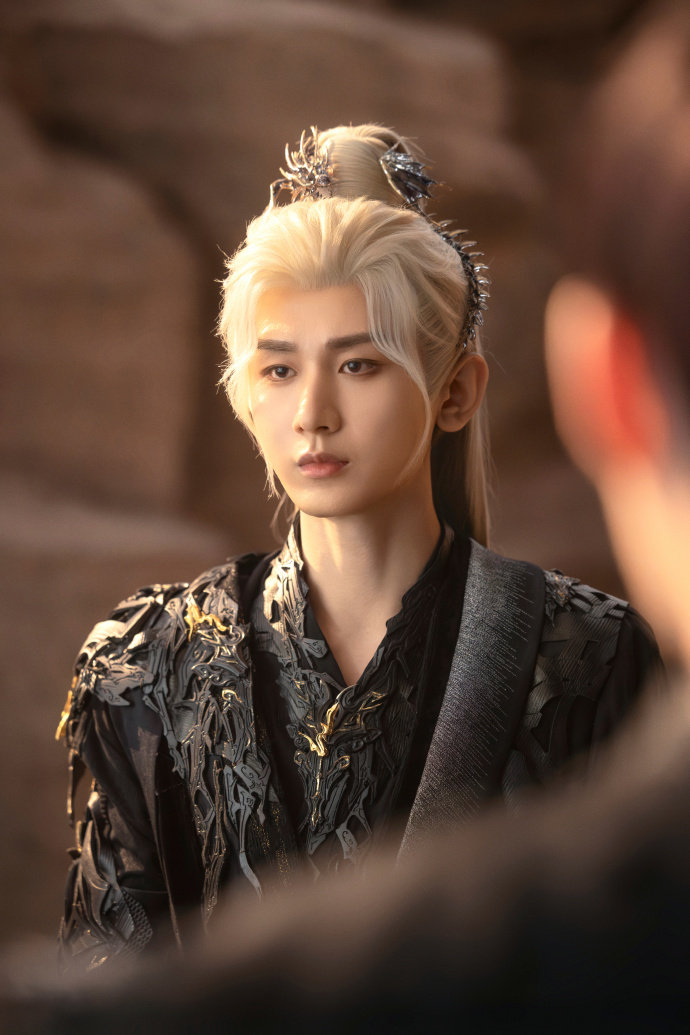 成毅噬魂伞开燃命而来，成毅燃命开大这段，不允许还有人没有看到，金甲银发满分帅气冷