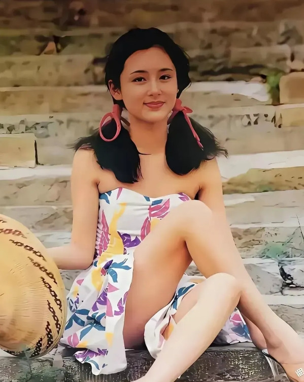 陈红年轻时的照片，花白色吊带裙配上大长腿，确实很美，但是这颜值被称“大陆影视界第