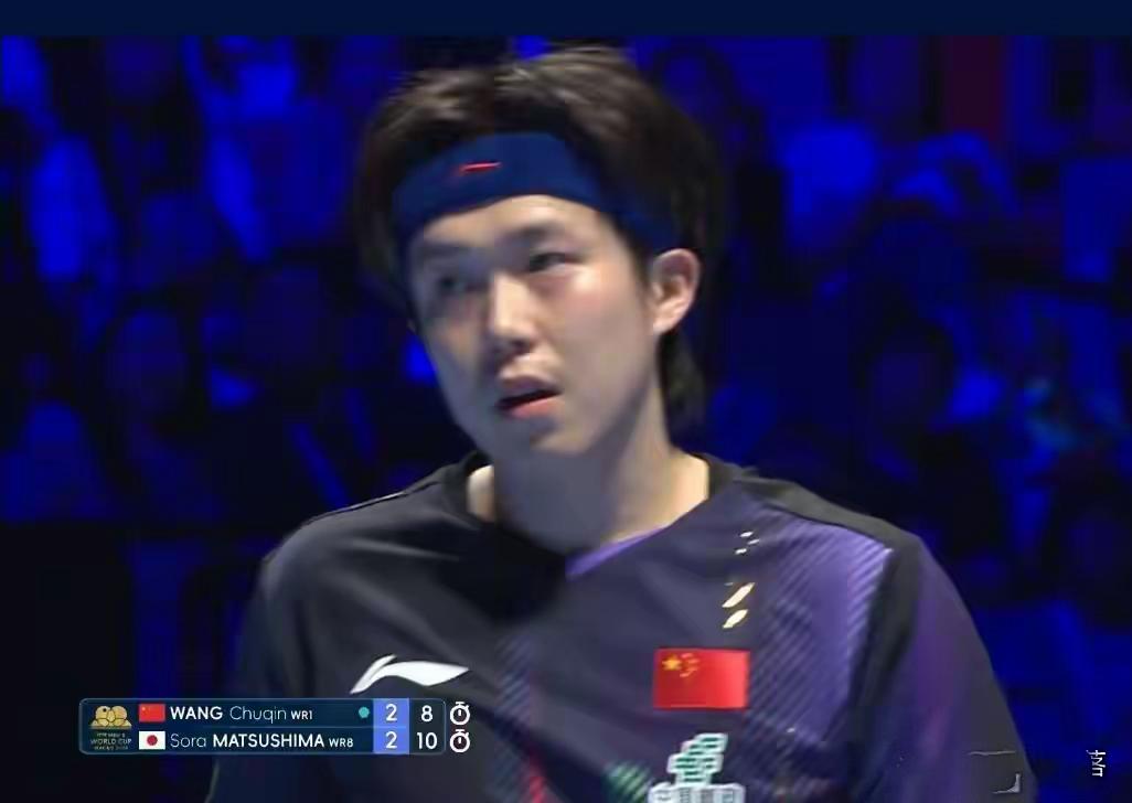 【澳门世界杯决赛，王楚钦11-5松岛辉空，完成第六局】开局比分胶着，王皓握拳大吼