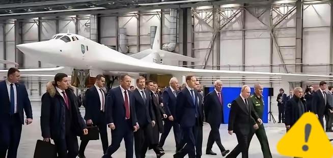 普京登图-160试飞的画面，何止是秀肌肉，简直是给全世界上了堂工业课！四架