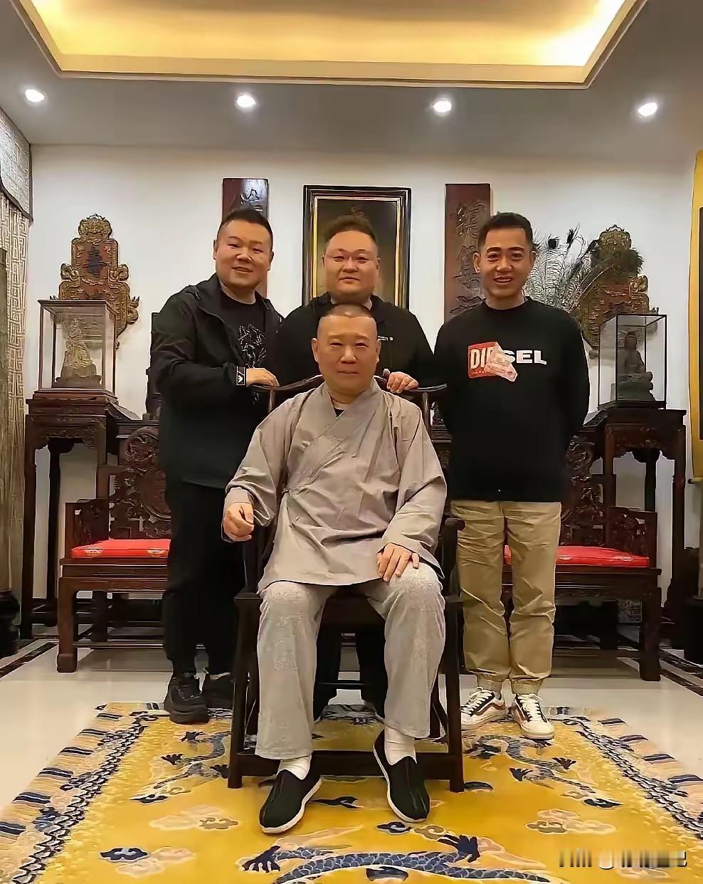 郭德纲迟早出事，因为他太不低调了。前两年郭德纲和徒弟合影，他坐在太师椅上，下面铺