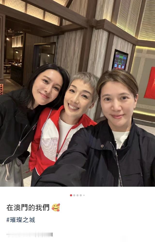 袁咏仪现身中国澳门，估计是看乒乓球比赛去了，照片没怎么修图，她还是看着挺老的，有