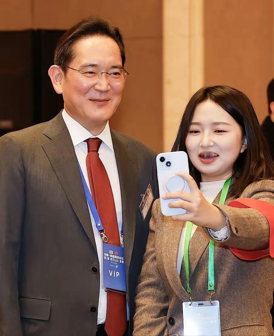 李在镕的“笑容”火了！这一次李在明访华，三星集团掌门人李在镕也跟了过来，其中一个