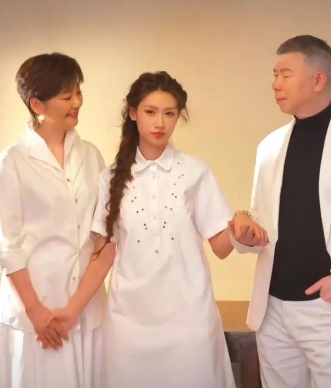 冯小刚徐帆和19岁养女徐朵拍摄亲子照写真，一家三口看起来很幸福！徐朵扎着麻花辫，