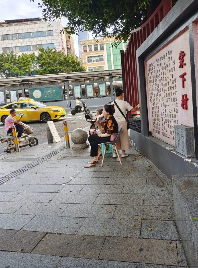 现下就业形势不太好，很多人都回老家躺平了。广州城中村曾经“一房难求”，大量外来务