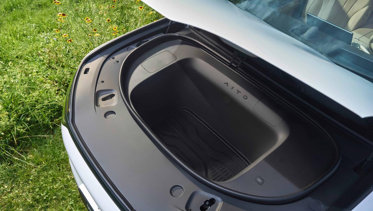 为什么说全新问界M7，拿捏了中产家庭的双重爽点？都说现在买车的家庭太难伺候，既