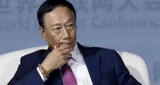 富士康崩得太突然！郭台铭绝对没料到，以前大陆工厂灯火通明的代工巨头，如今像破气球