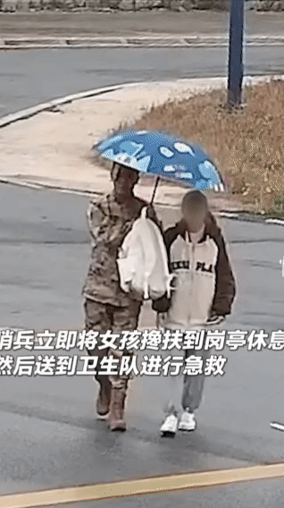 太机智了！火箭军某部，一女孩突然感到自己的身体好像不太对劲，立马朝着军队走去寻求