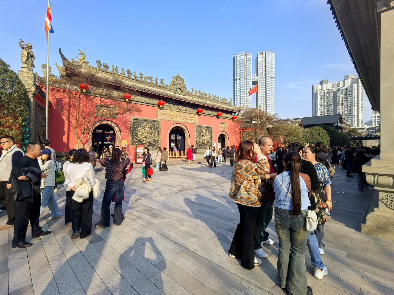 大年初三，随手拍成都大慈寺。红墙黛瓦挂红灯，香火轻袅，年味融融。一墙之隔是太古里