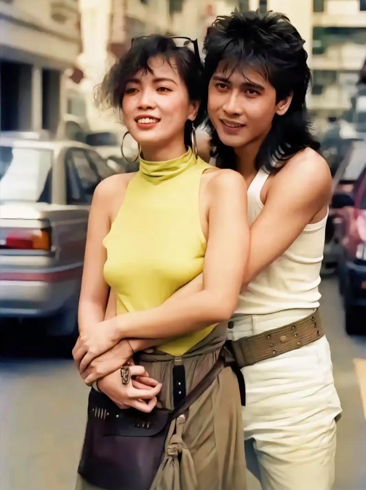 年轻时的齐秦与姐姐齐豫