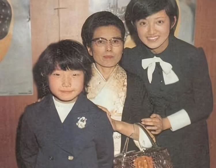 日本国宝级明星山口百惠和母亲与妹妹的一张合影，由于山口百惠是父亲的私生女她们母女