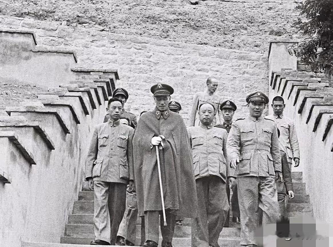 这是在什么地方拍摄的照片呢？这台阶还够高的了，地势看起来非常的险要，走在最前面的