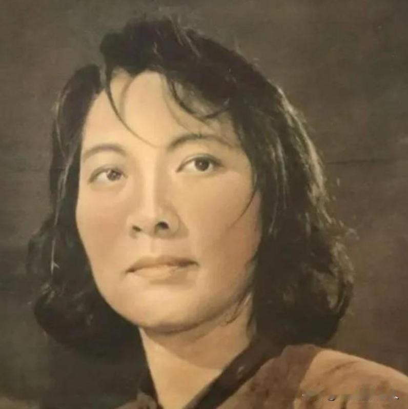 1967年的重庆，《红岩》的作者罗广斌跳楼身亡，然而14年后，公告指出：他根本不