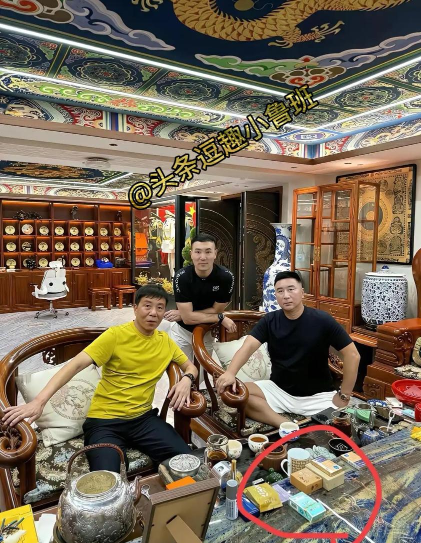 很好奇这三位大佬抽这种香烟，背后得是什么样的家庭条件？