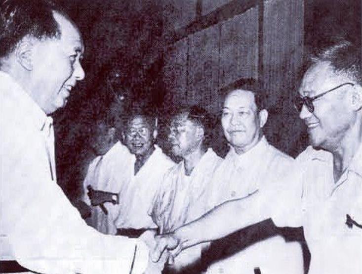 1954年初，中国地质部在广西发现了铀矿，铀是实现核裂变反应的基本物质。地质人员