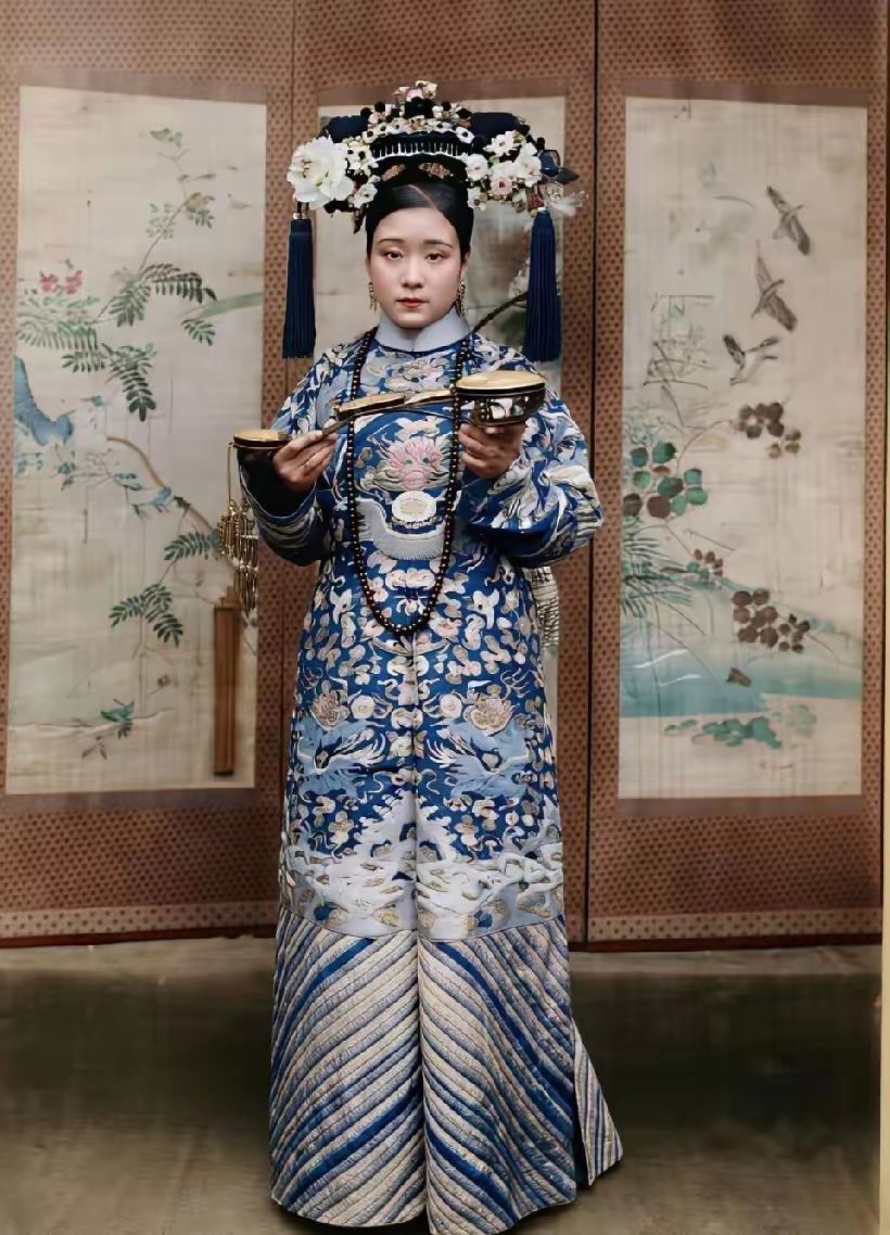 这个手捧玉如意，衣着华丽且面容端庄的女人，是慈禧太后的御前女官，中国近现代舞蹈先
