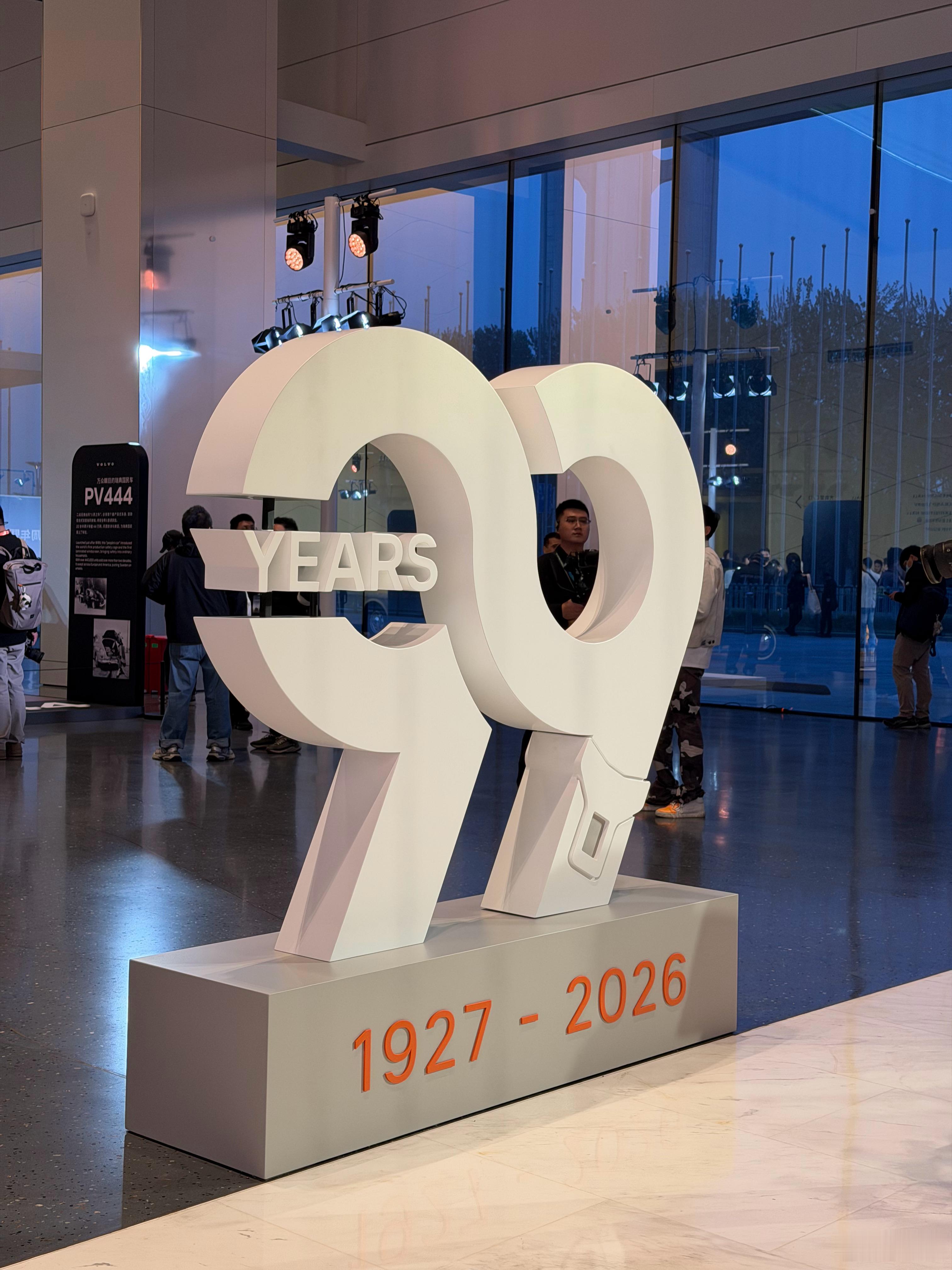 沃尔沃XC70趁着沃尔沃99周年加推周年感恩版车型，两款都是两驱CLTC纯电续航