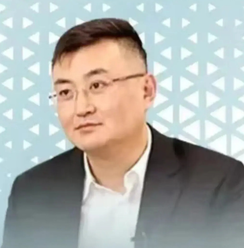 尊派创始人张琨，1980出生于北京，中学就读于北大附中，后因成绩优异被保送到北京
