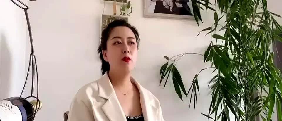 男子回老家下馆子去吃饭，这时他看见老板娘竟然是自己的初恋女友。他坐下点了