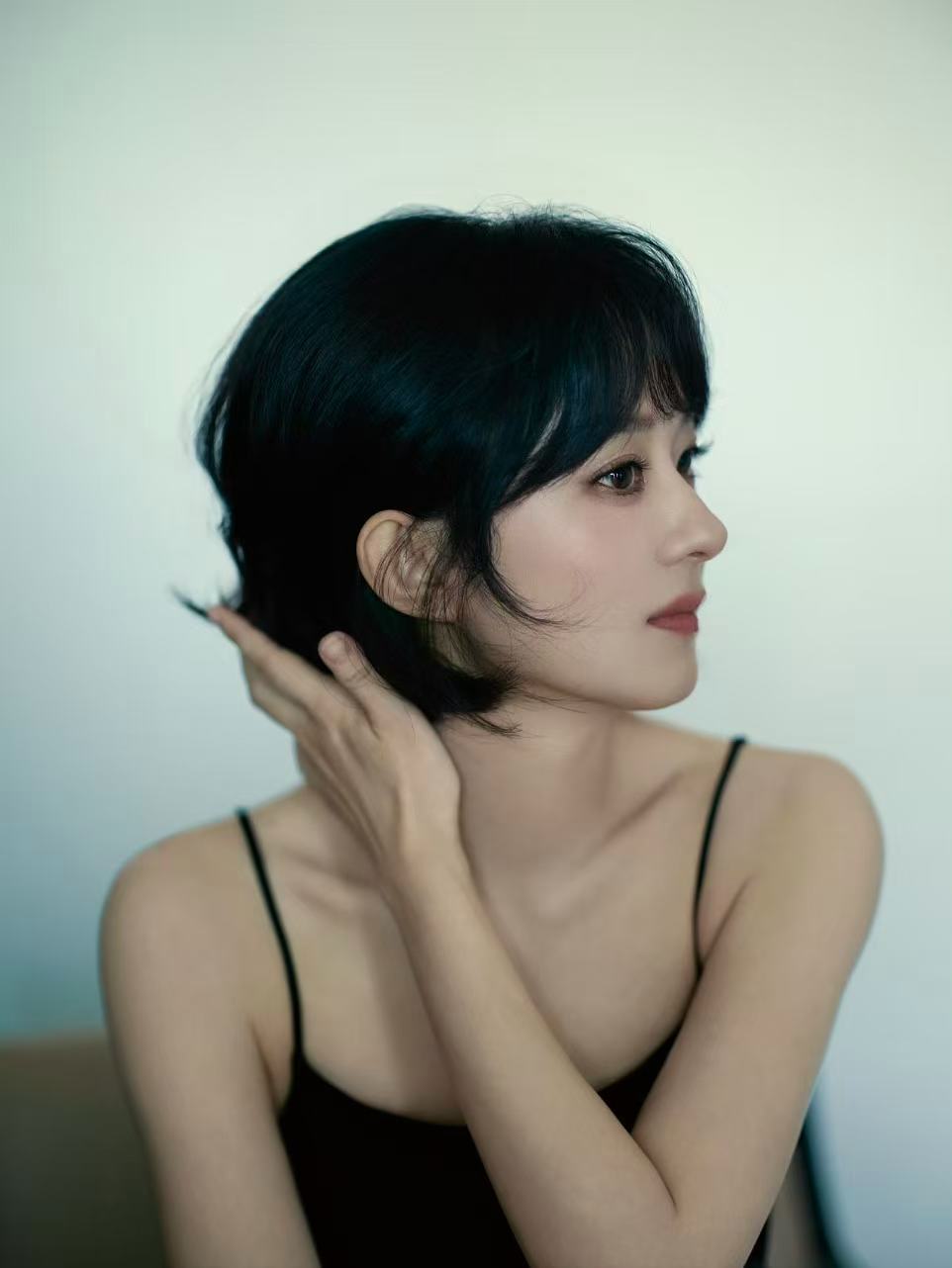 赵丽颖短发黑色吊带露背裙赵丽颖短发吊带裙赵丽颖短发黑色吊带露背裙！！！美死我了！