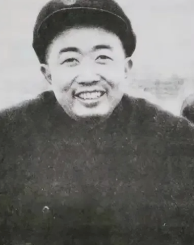 1952年，朝鲜战场上，志愿军抓获了一个间谍，搜身时，在间谍身上一摸，脸色骤变，