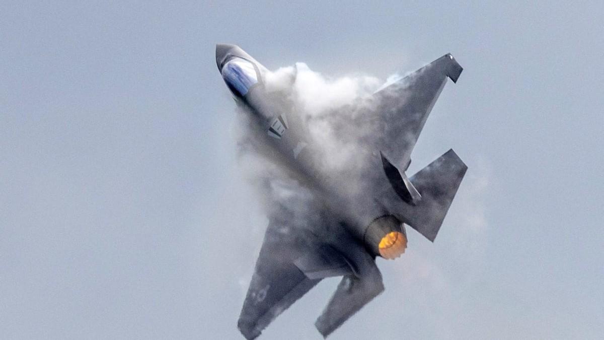 F-35“首杀”有人战机，伊朗雅克-130太弱了，或后悔没买歼-10据以媒报