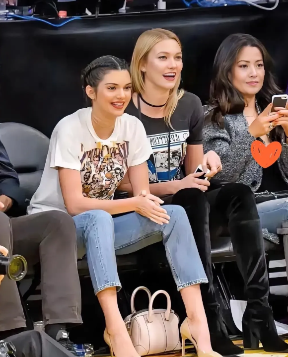 肯达尔·詹娜现身湖人主场白T牛仔裤随性看球，镜头前松弛藏着顶级流量的清醒肯达