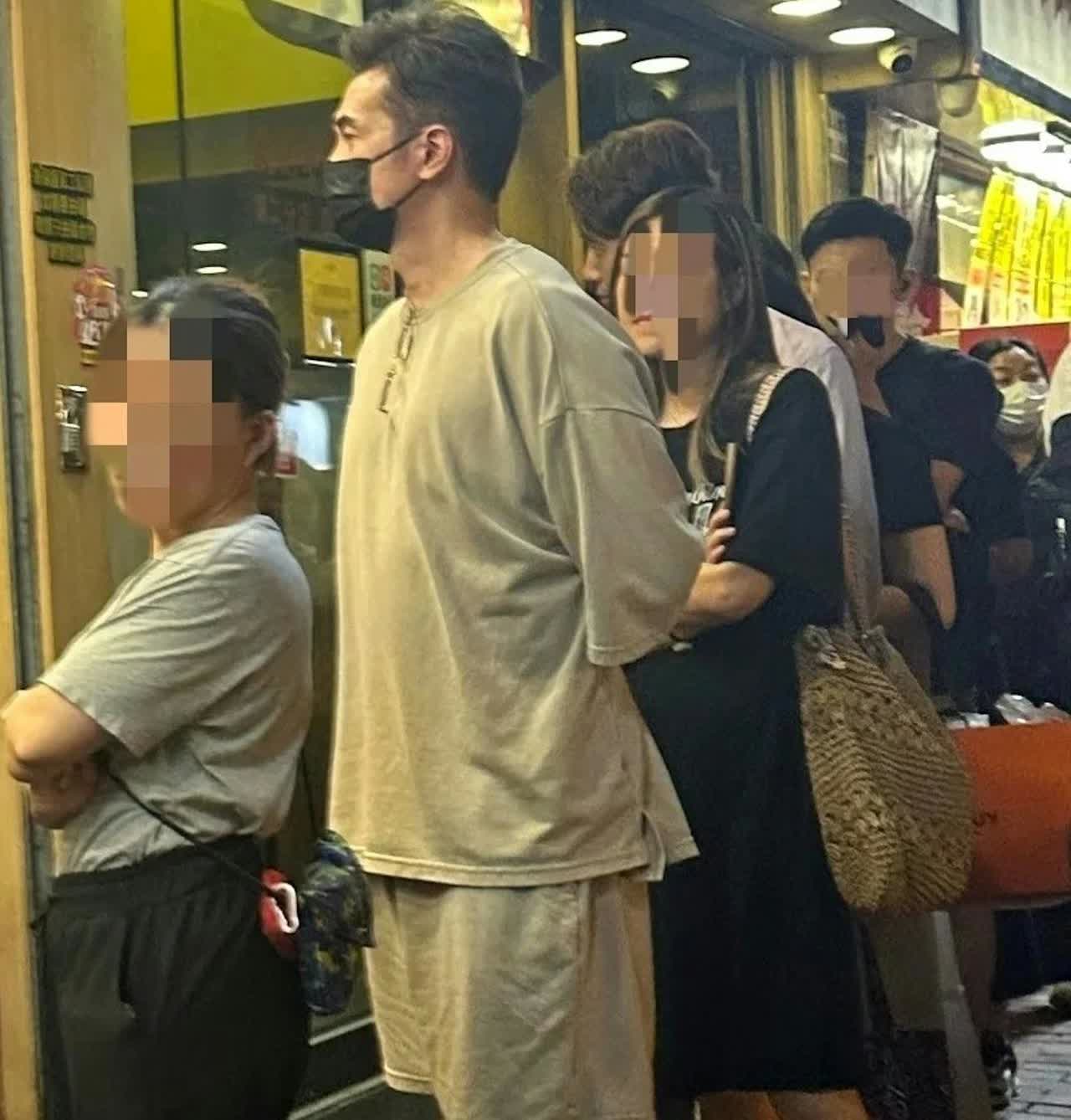 有网民分享了在香港的深水埗街头偶遇香港艺人陈豪排队买晚餐，全程排队，一来可能带了