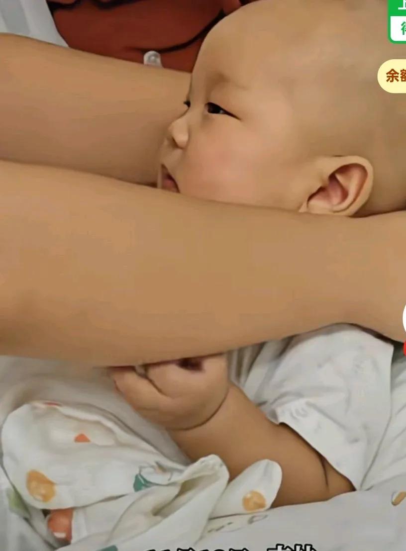 四个月宝宝干饭血脉觉醒，妈妈给其带口水巾，宝宝急得手脚乱颤，并且抬头配合妈妈，