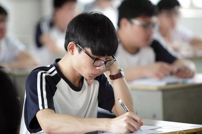 一个人在十四年间参加了10次高考，8次考上了重点大学，其中还包括了北京大学，但最