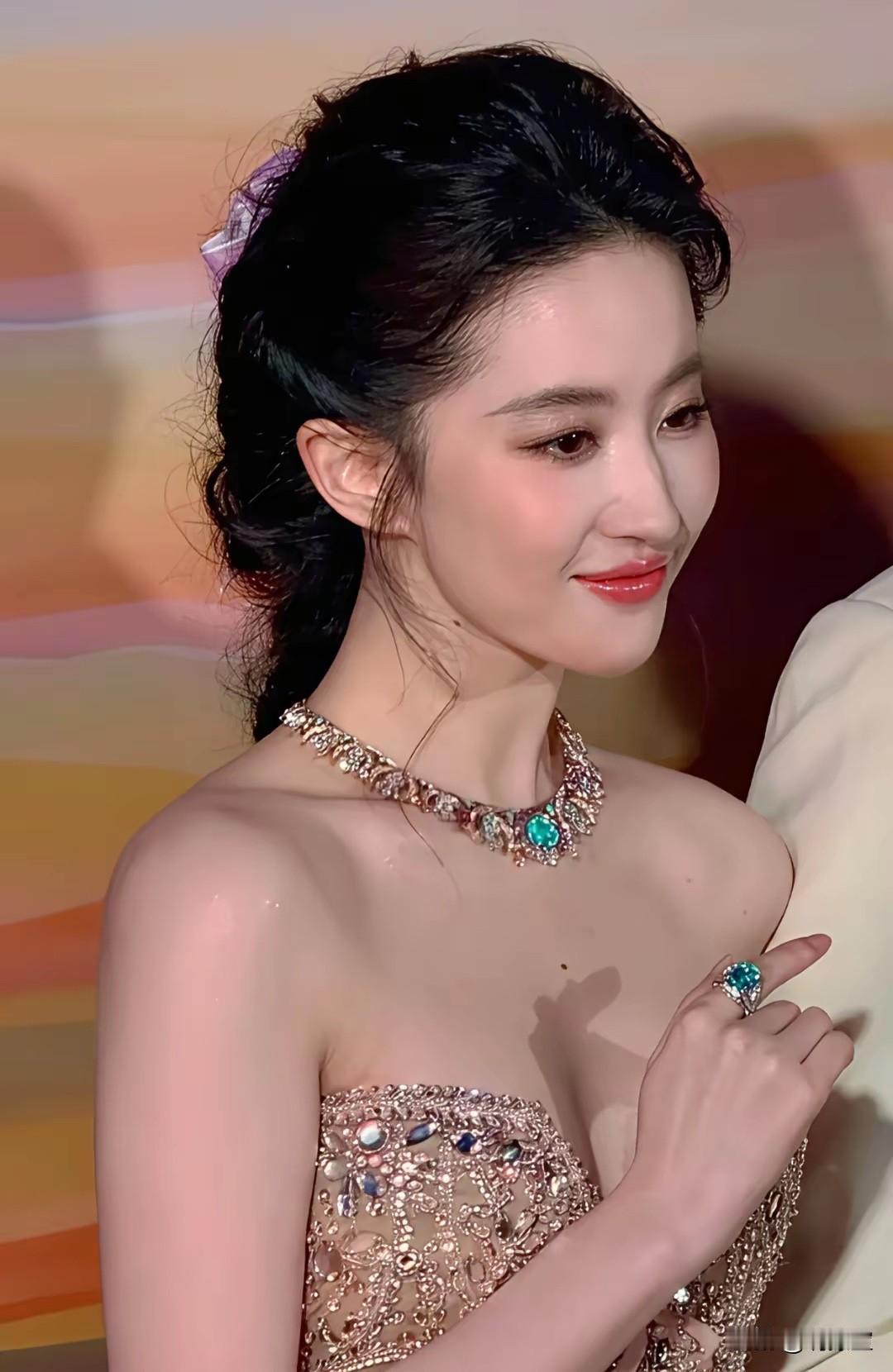 第一次在刘亦菲身上看见珠宝这次没有被脸抢走目光之前说她掩盖了珠宝的存在我觉