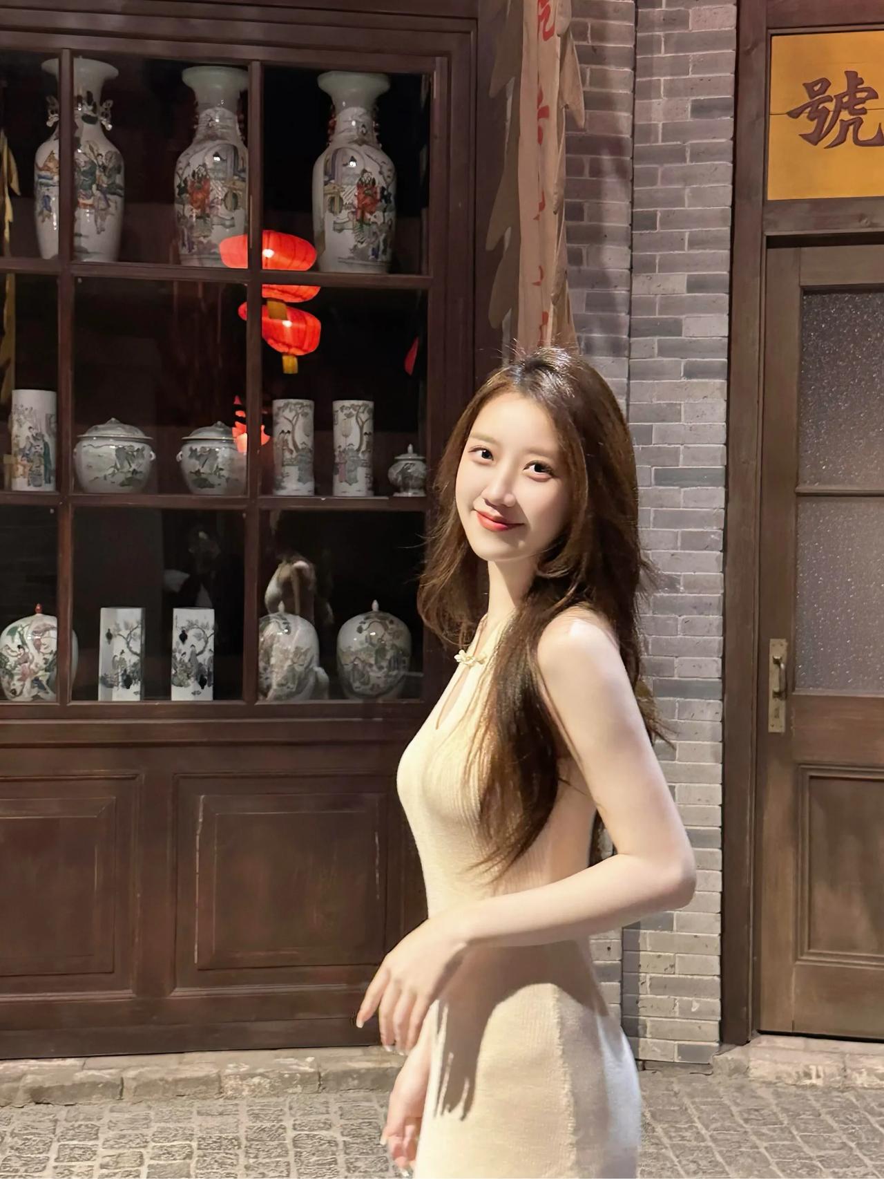 优雅的复古门后，惊艳的背影与精致的瓷器相映成趣。