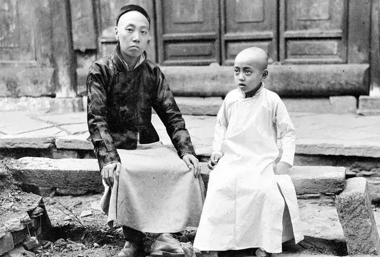 《罕见！1904年六岁周总理与父亲合影曝光》1904年，一张珍贵照片被发现，六