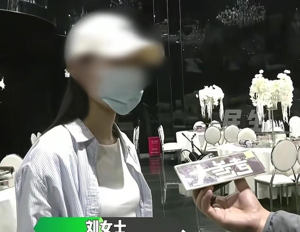 太尴尬了！河南信阳，刘女士豪掷4万多办婚礼，换完衣服下楼敬酒时却愣住了：宾客竟全