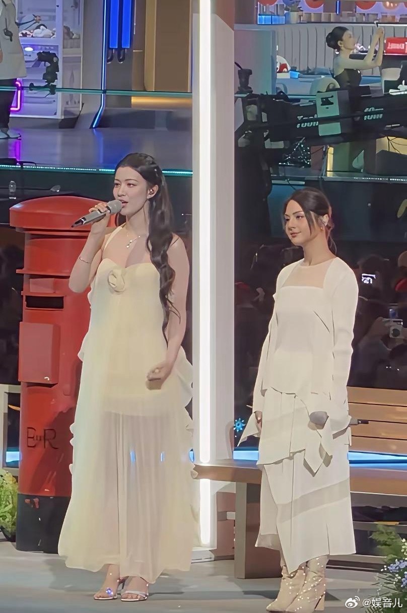 王楚然好大一只比旁边的女生大一圈