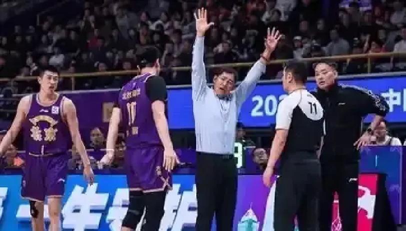 更衣室炸锅了！张庆鹏点名球员北控1.2亿阵容被上海逆转，张庆鹏赛后一句“有