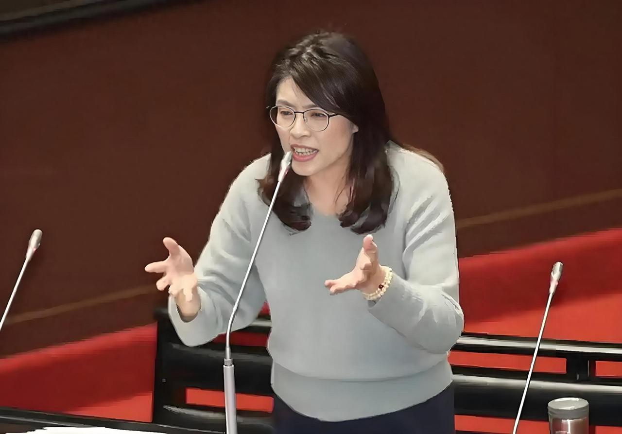 郑丽文民调一骑绝尘！郑丽文这民调结果有点出乎意料12万人参与的网络投票