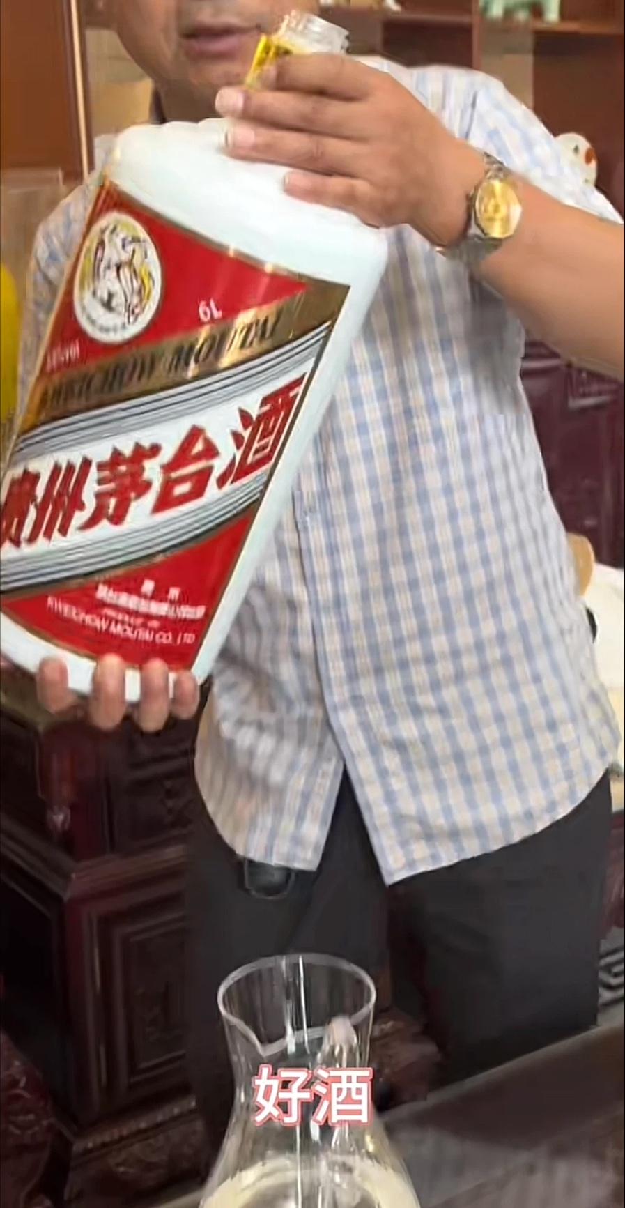 北京坤哥，一掷千金，拿出价值35000元的大容量飞天茅台酒招待舅舅。他的这位亲舅