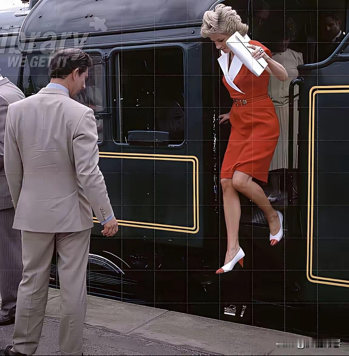 戴安娜王妃下车的这张照片，看了半天没有看到下车的梯子，好像她在空中悬着一样，是我