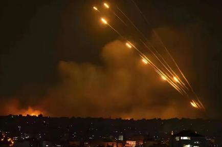 伊朗的报复来了，现在的他们已经转变了攻击的思路，现在已经全力打以色列了。 一