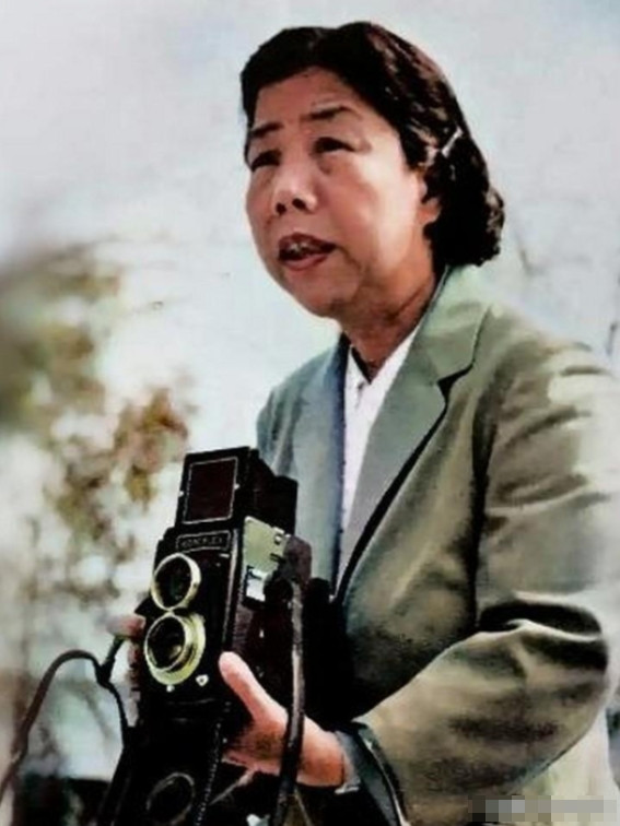 1927年4月，邓颖超在广州产下一子，由于这个孩子生下来体重太大，有10磅重，超