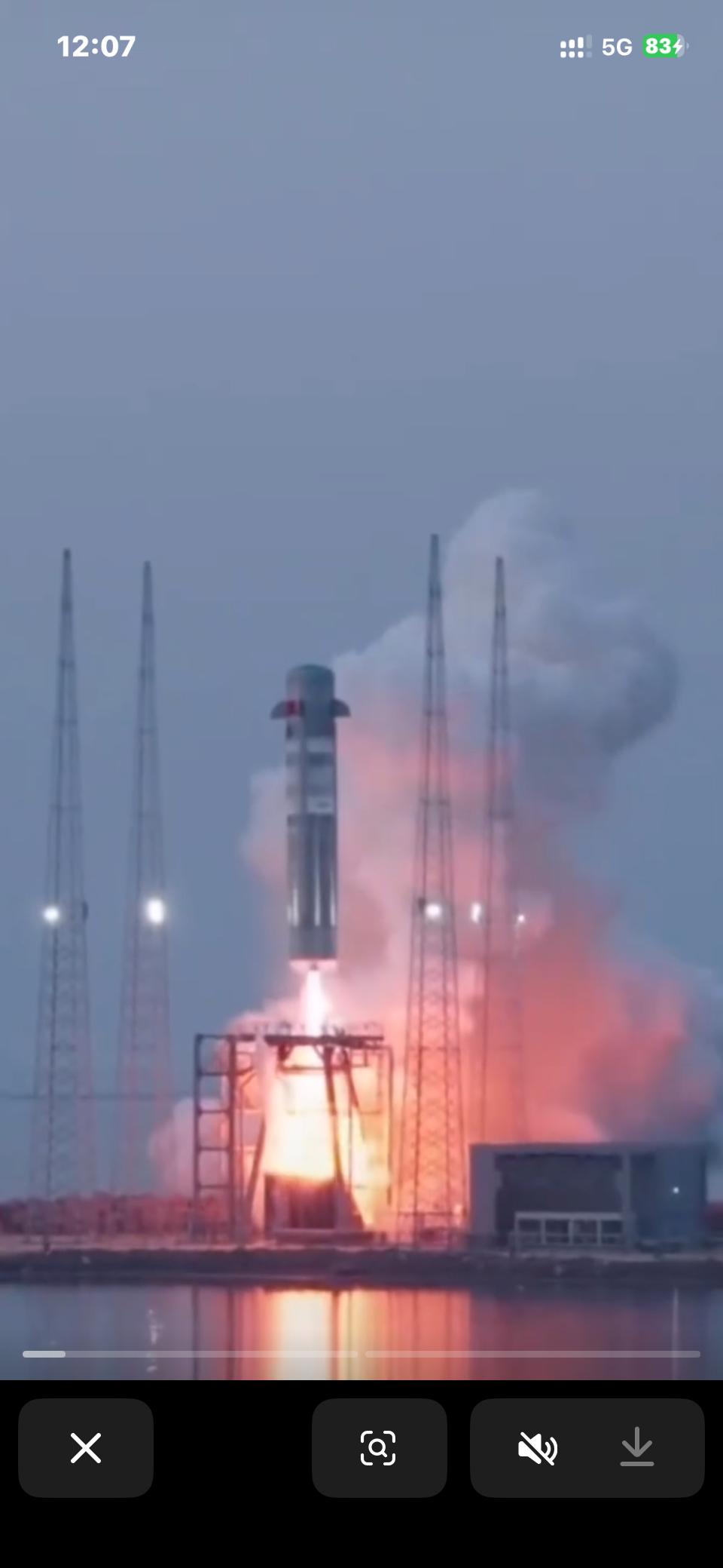 火箭升空，照亮夜空！🚀✨那绚丽的尾焰如一条巨龙，在夜空中肆意舞动，带着人类的梦